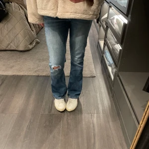Lågmidjade jeans  - jättefina lågmidjade jeans från gina tricot young, passar mig som är 165💗