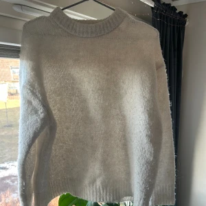Stickad tröja  - Stickad tröja från zara, perfekt till våren, skriv för fler bilder 