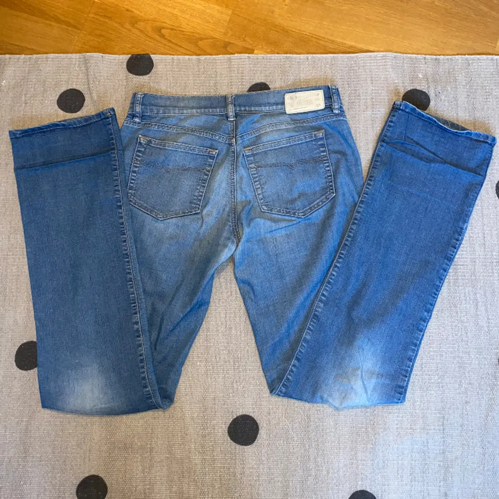 Säljer dessa skitsnygga jeans från diesel för att de är lite stora på mig🥲midjemåttet är ish 40 cm och innerbenslängden 87 cm ungefär❤️. Jeans & Byxor.
