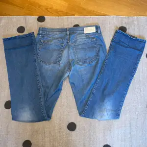 Säljer dessa skitsnygga jeans från diesel för att de är lite stora på mig🥲midjemåttet är ish 40 cm och innerbenslängden 87 cm ungefär❤️