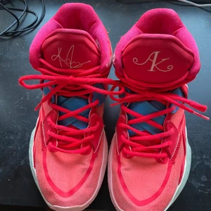 Nike kyrie infinite - Basketskor i bra skick. Svarar på frågor och kan skicka mer bilder i dms. Storlek 44 