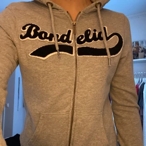 Bondelid hoodie med dragkedja  - Bondelid hoodie i fint skick💓Stockholmsstil!  Lite liten i storleken och passar mig bra som vanligtvis bär S.
