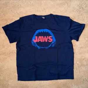 T-shirt med James tryck. Storlek: XXL Mörkblå
