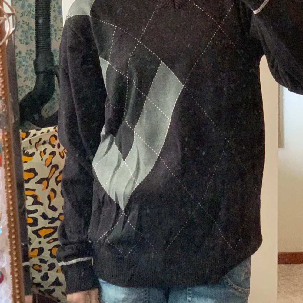Argyle (om man ens kan kalla den det :,) ) tröja i storlek L som jag köpt från second hand🫶 Om ni har frågor är det bara att fråga <3⭐️ . Tröjor & Koftor.