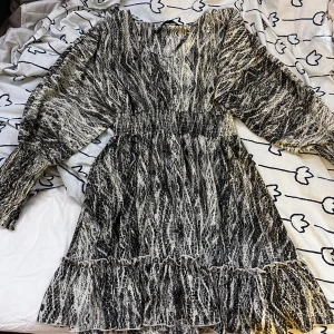 Klänning stl m - As snygg klänning från shein köpt av en annan helt oanvänd endast testad av mig och hon innan, stl m men skulle säga stor och luftig men väldigt fin på. Jag är 159 lite lång i armarna skriv gärna om ni har frågor eller vill ha mer bilder:)100 lnk frk