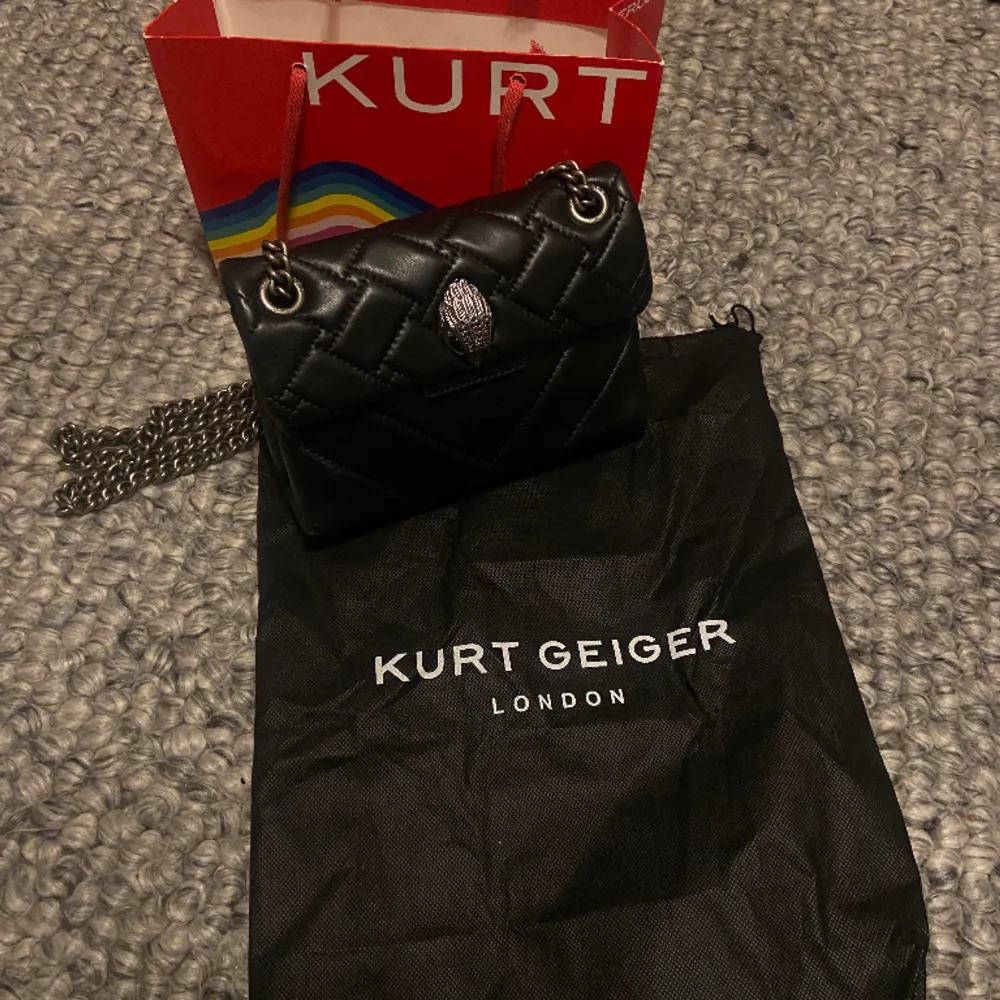 Säljer denna as coola mini Kurt geiger väskan köpt i London i deras butik då jag inte använder den.  Använd 2 gånger och är i ny skick.  Pris kan diskuteras. Inga byten!!. Väskor.