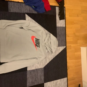 Nike hoodie - Hej säljer min Nike hoodie aldrig använt