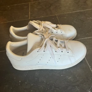 Adidas Stan Smith  - Säljer mina Adidas Stan Smiths storlek 37 1/3 passar mig som oftas har 38. Sparsamt använda. Nypris 1100kr