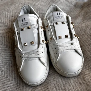 Valentino skor - Valentino Rockstud skor i jättefint skick🌟. Äkthetsbvis finns 🩷