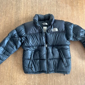NORTH FACE JACKA - Hej jag säljer en north face jacka då den inte kommit till användning. Nypriset är ca 2000kr. Skick 7/10 då den är använd. En perfekt jacka för dom kallare vårdagarna. Hör av er vid minsta fråga/fundering