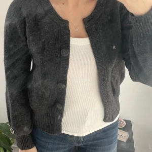 Stickad kofta  - Superfin mörkgrå stickad kofta. Storlek s men passar xs också. Köpt second hand men är i bra skick🩶 Hör av dig vid frågor!
