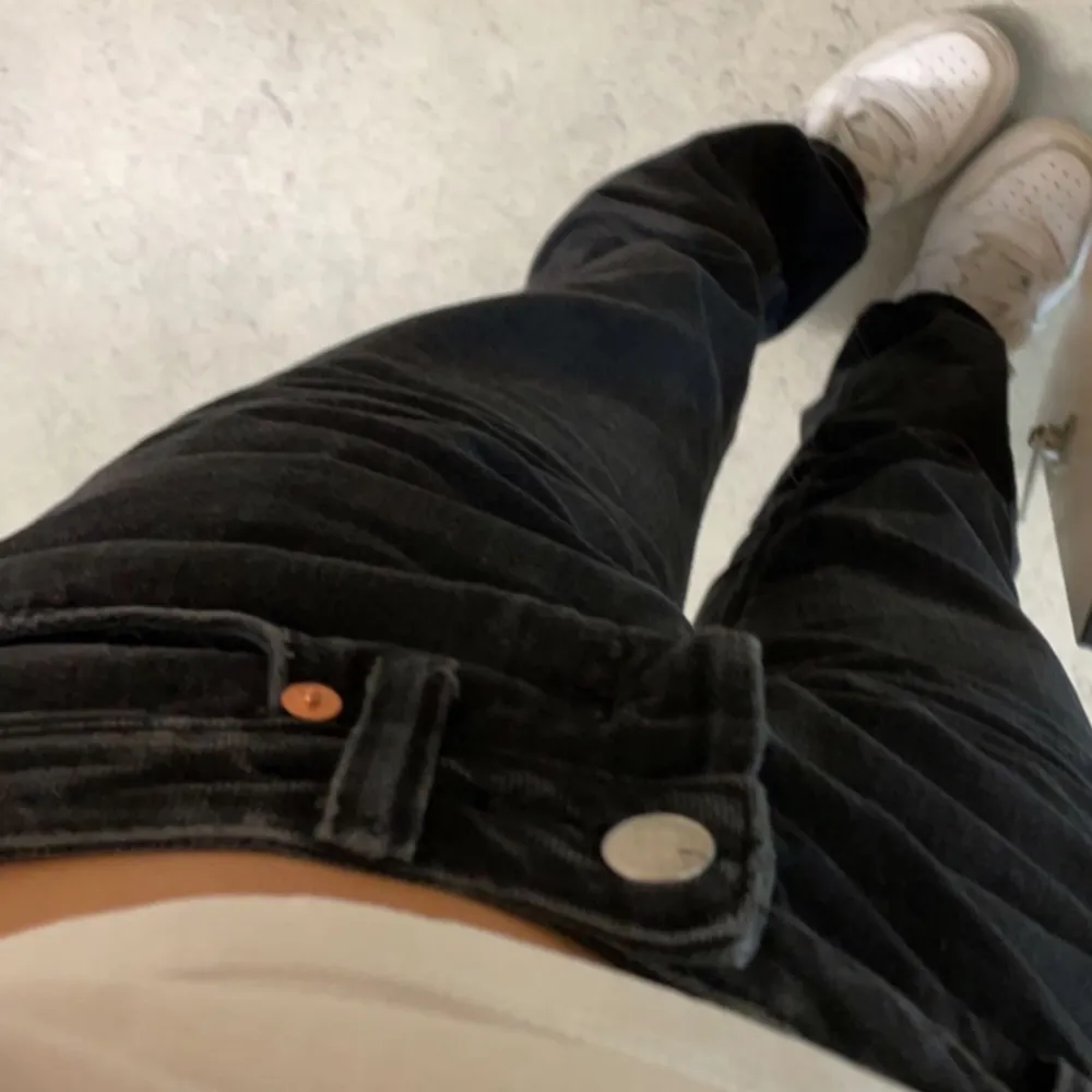 Jätte snygga svarta lågmidjade jeans från weekday.  Modell: Pin Skriv till mig för måtten och mer info eller mer bilder💕 Bra skick  !kontakta mig innan du trycker köp nu!. Jeans & Byxor.
