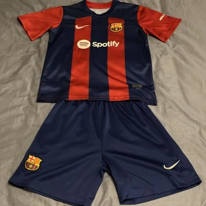 Barcelona tröja 23/24 - Nästan oanvänd Barcelona tröja. Inga fläckar. Går att köpa med eller utan shorts. Fråga gärna om fler bilder.