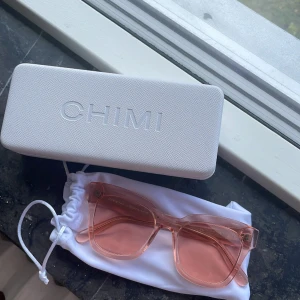 Chimi - Säljer mina coola och snygga chimis i rosa 07, som i nyskick och använda fåtal gånger. Ordinarie pris 1250kr och jag säljer för 500kr. Pris kan självklart diskuteras 