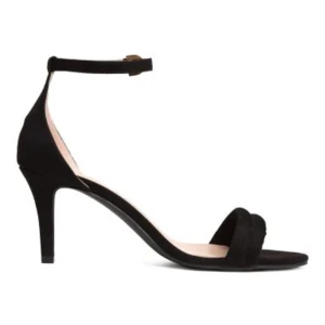 Sandaletter HM - Jättefina sandaletter från HM i nästintill nyskick. Fungerar super under sommaren eller att ha vid sin studentbal. 