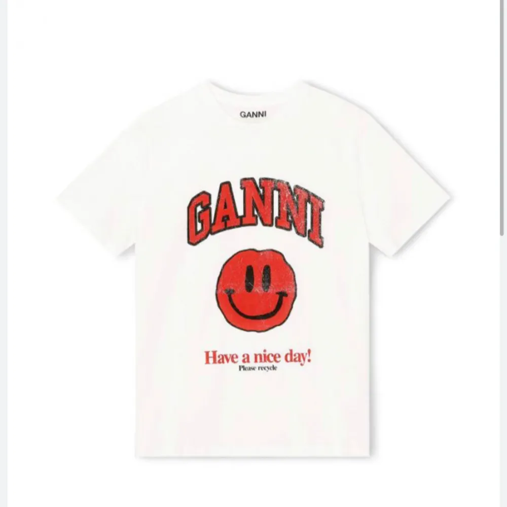 Intressekolla min super snygg Ganni t shirt som inte säljs längre  helt i nyskik, använt 4 ggr max. Väldigt  stor i storlek och pris kan diskuteras. . T-shirts.