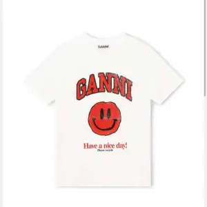 Intressekolla min super snygg Ganni t shirt som inte säljs längre  helt i nyskik, använt 4 ggr max. Väldigt  stor i storlek och pris kan diskuteras. 