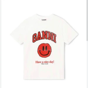 Ganni t shirt röd smiley - Intressekolla min super snygg Ganni t shirt som inte säljs längre  helt i nyskik, använt 4 ggr max. Väldigt  stor i storlek och pris kan diskuteras. 