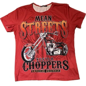 Enkel tröja med tryck - Snygg röd tröja med tryck på, lite nopprig men annars bra, storlek L