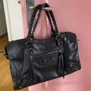 Jättefin svart handväska, liknande den populära Balenziaga väskan. 