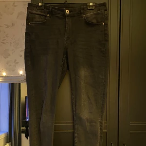 Hm byxa!🤍 - Dessa har jag haft ett tag, men inte blivit nått jag använt, skönt material rädd så tajta vid låren