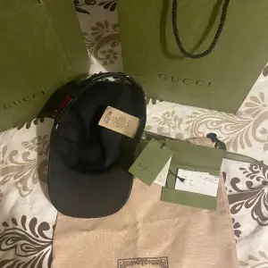 Jag säljer min svarta gucci keps, som är i bra skick. Köptes i butik för 4000 och har allting från kvitto, bag och box som ni ser på bilden!