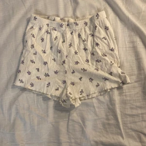 Shorts - Vita shorts med blommor på!