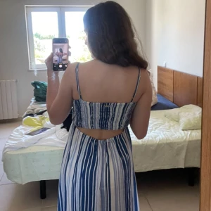 Guess Klänning  - Säljer den fina klänningen från Guess. Passar inte mig längre och använt den några gånger! Ny pris 1150kr säljer 520kr. Snyggt till vår, midsommar eller sommar! :)