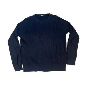 en snygg mörkblå tröja som är kabelstickad, nypris runt 300kr från uniqlo och säljs för 125kr.