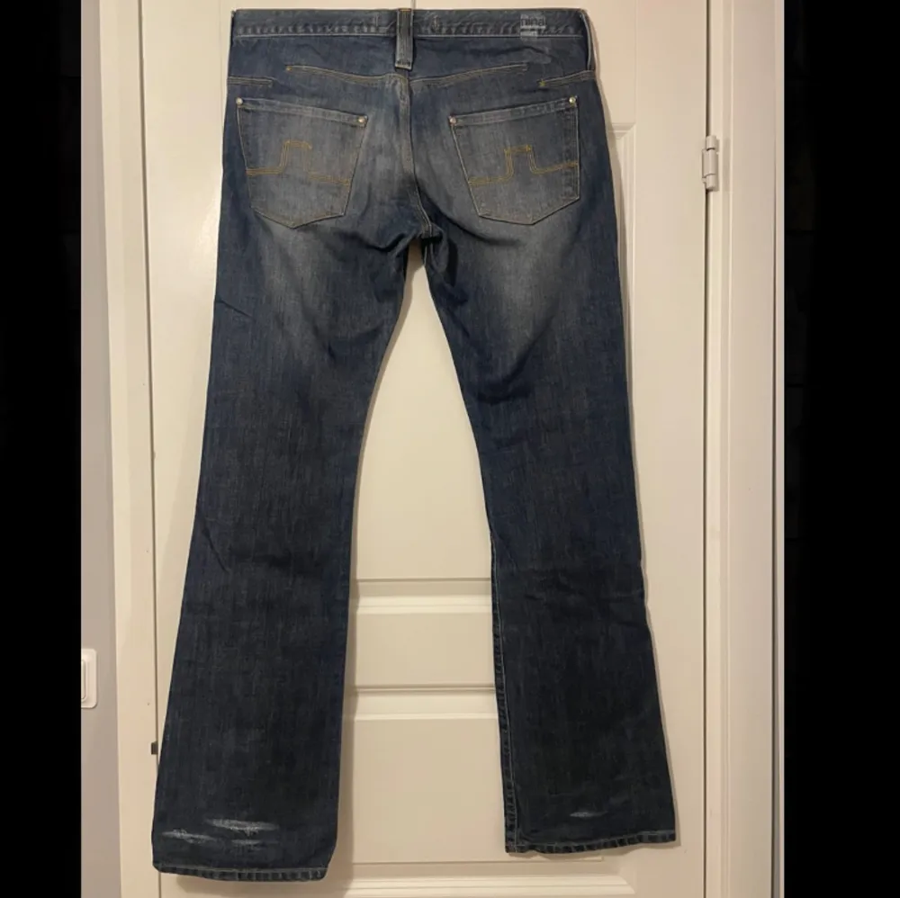 Skit fräna jeans från J.Lindeberg i storleken 31/34 rätt gamla jeans men absolut inte mycket använda så sjukt bra skick! Helt & hållet osäker på värdet lägg bud! Det är inte slitet på bakbenen det är detaljer!. Jeans & Byxor.