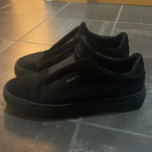 Arigato skor - Skorna är i bra skick men den högra skons övre fäste har börjat lossna lite men det är ingenting man märker av. 8/10 i skick. Hör gärna av er om ni har frågor!