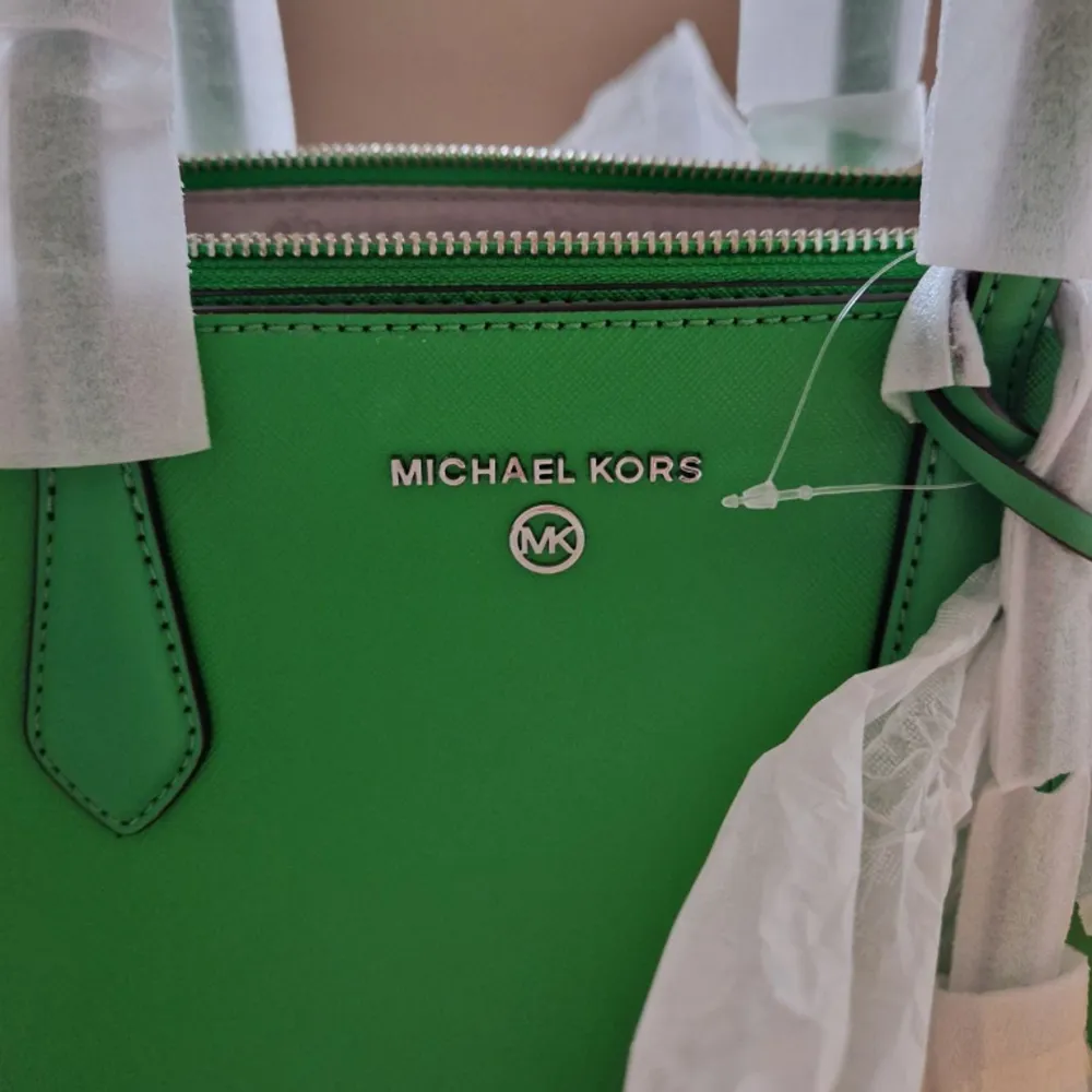 Hej säljer min helt nya Michael kors väska då den inte kommit till användning, äkta med lappar och fortfarande inplastad kontakta mig gärna vid flera frågor 💓. Väskor.