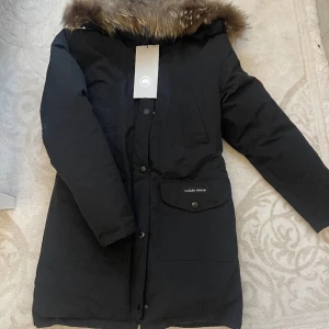 Äkta canada goose jacka  - canada goose jacka i storlek S  Jackan är helt oanvänd, ny skick  
