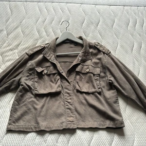 Militärgrön jacka  - Militärgrön tunn jacka från Vero Moda Använd ett fåtal gånger Storlek M men är som en S