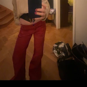 Röda jeans - Säljer dessa as coola jeansen jag älskar. Säljer endast vid bra pris.