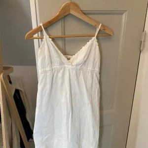 Vitt kort klänning  -  Sommarklänning från Ralph Lauren som är perfekt för en sommardag. Den är i storlek XS och är i väldigt fint skick🤩🤩  
