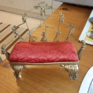 Soffa med nålsdyna 14 cm lång . - Soffa med nålsdyna 14 cm lång och gjord av ölburk .