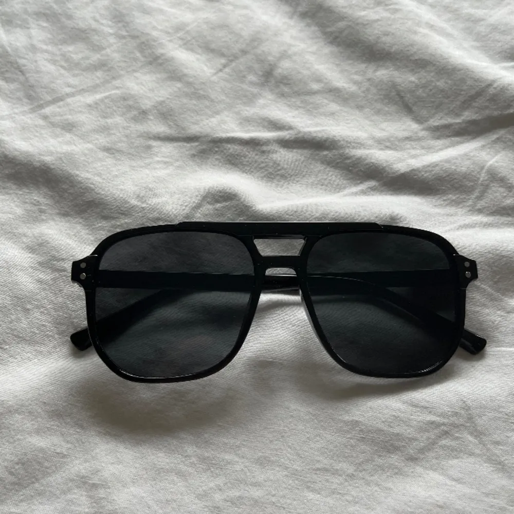 Hej, säljer dessa snygga solglasögonen som är perfekta till sommaren! || Helt nya || Pris: endast 149kr! || Skriv vid minsta fundering!. Accessoarer.
