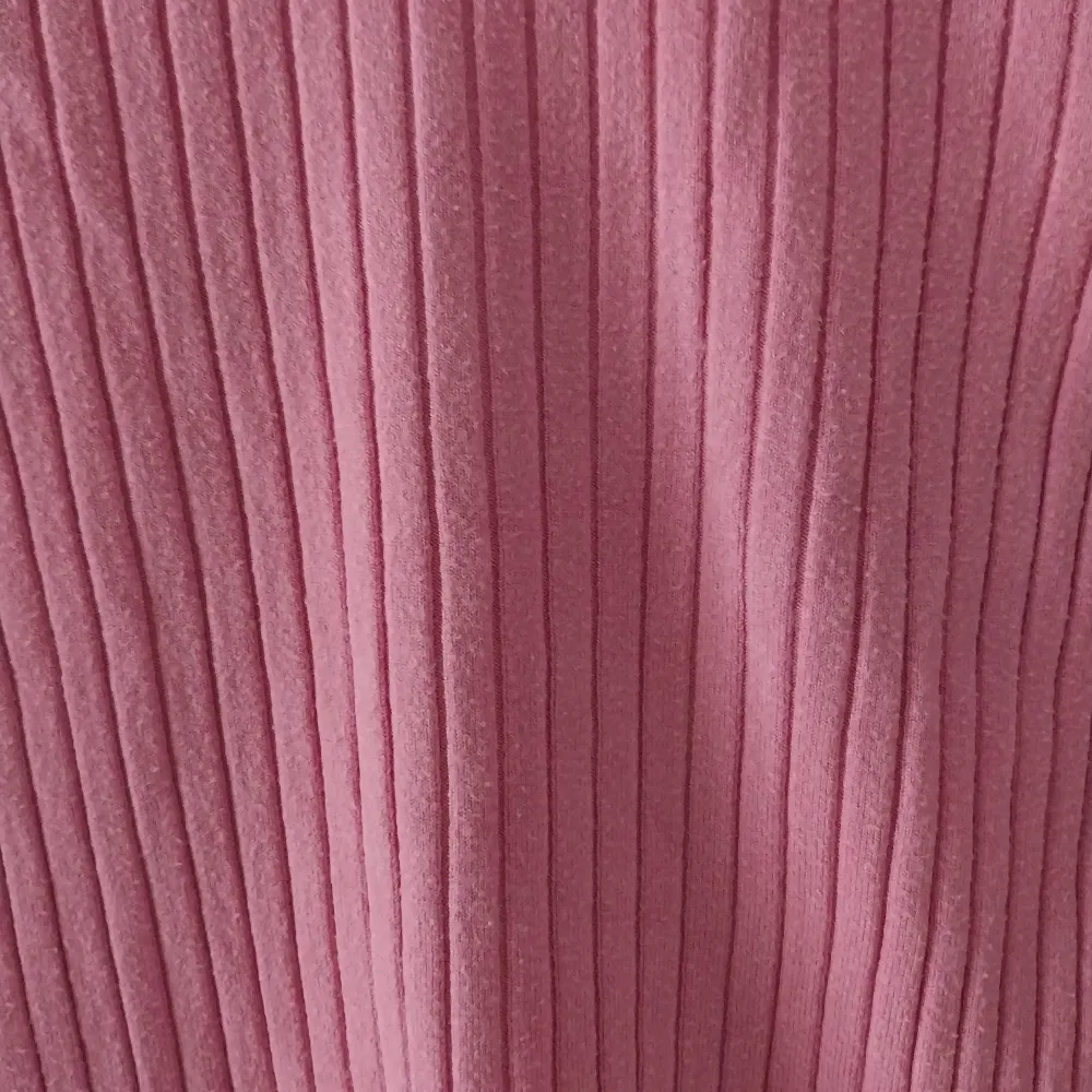 Skön tröja i en fin rosa färg🌺 Inga defekter! Storleken är som en S / M och är välldigt töjbar så passar många. Tröjor & Koftor.
