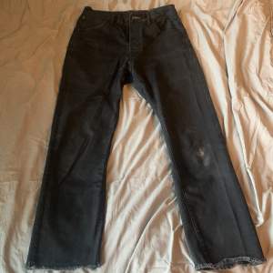 Avklippta grey washed Levi’s. Lite slitna på sina ställen, men det bidrar till extra coolhet. W29 L32 (30)