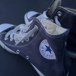 Marinblå Converse i storlek 36 - Jättefint skick, använda fåtal gånger!💞