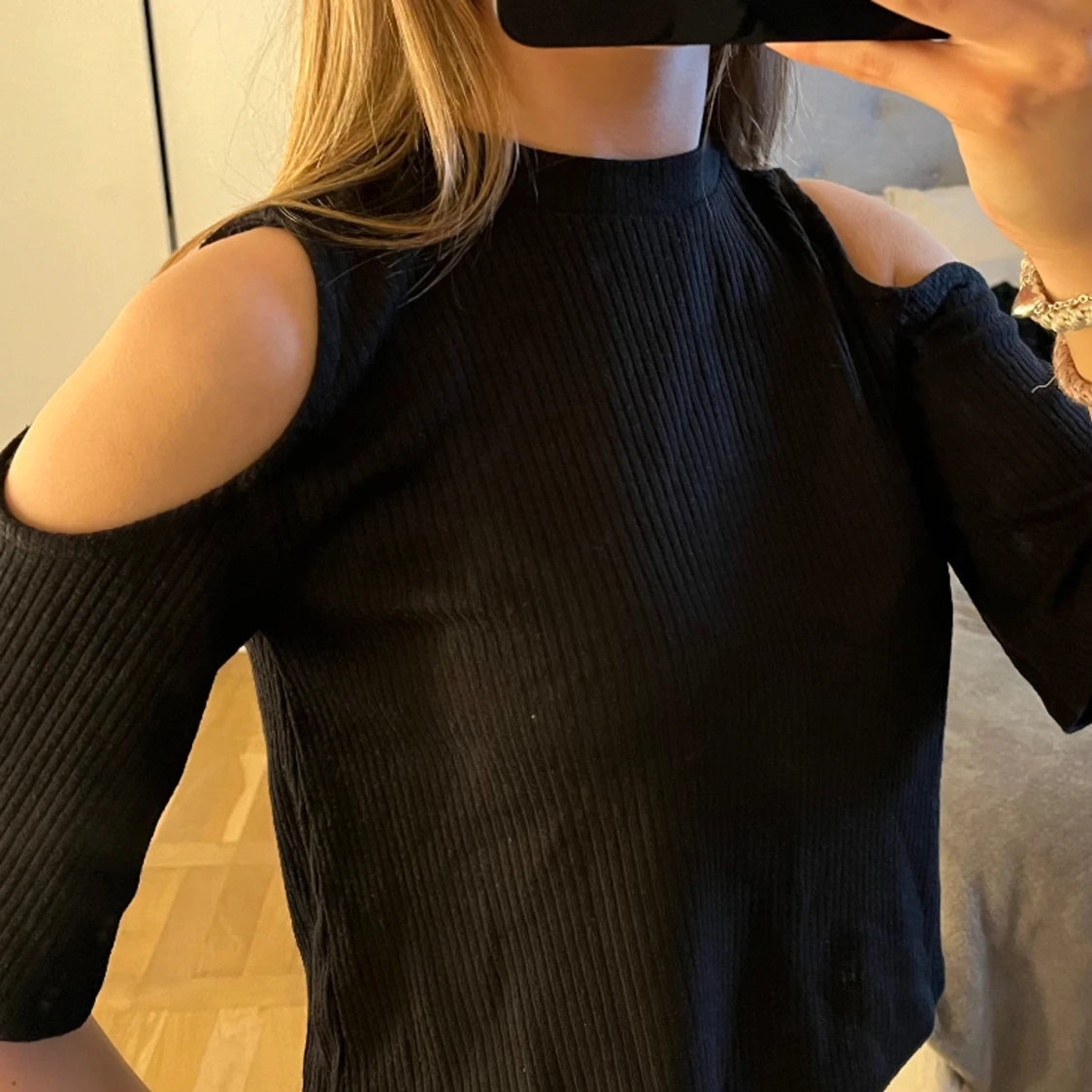 Svart topp med cut out på axlarna - 90