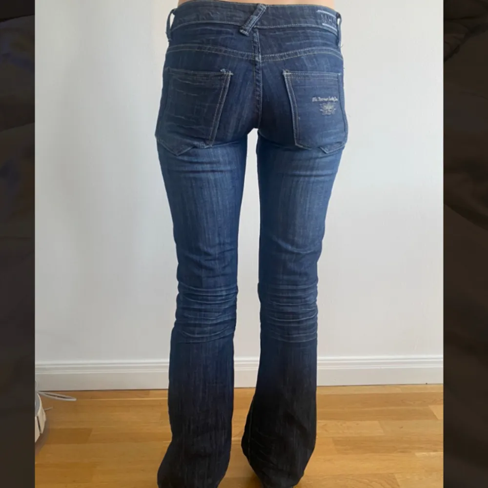 Assnygga low waist jeans från M.H.O. Älskar de men för små i midjan. Knappen utsydd hos sömmerska och liten defekt längst ned som syns på sista bilden. Min syrra på bilderna är 175❤️ midja 37 och innerben 84. Jeans & Byxor.