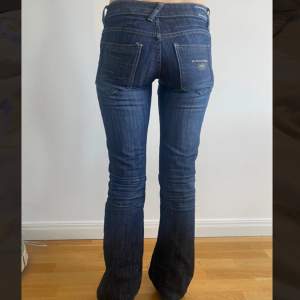 Assnygga low waist jeans från M.H.O. Älskar de men för små i midjan. Knappen utsydd hos sömmerska och liten defekt längst ned som syns på sista bilden. Min syrra på bilderna är 175❤️ midja 37 och innerben 84