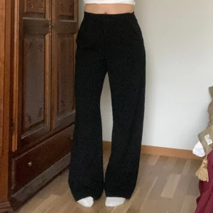 kostymbyxor - svarta kostymbyxor i lite så baggy fit och mid waist i midjan. jag har vanligtvis strl 35/S/w26 samt är 170cm lång för referens