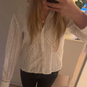 Zara blus - Säljer denna snygga skjort-blusen från zara💕 