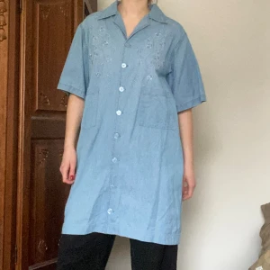 jeansklänning - ooootrolig jeansklänning i verkligen 70-talsmorsa-stuk! egentligen typ strl L men sitter nice på mindre storlekar! behövs i varje estetguzz garderob!!!!!!