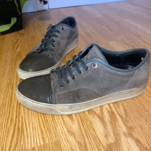 Gråa lanvin - Gråa lanvins i storlek 43 i bra skick men skulle behöva tvättas litegrann