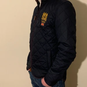 Morris quilted jacket - tja, säljer denna morris jackan för endast 599 (nypris 2199kr). Använt fåtal gånger och är i väldigt bra kondition. Lite större i storleken så passar S. Om ni vill ha mer info eller bilder så är de bara att skriva i dm!🔥⚜️