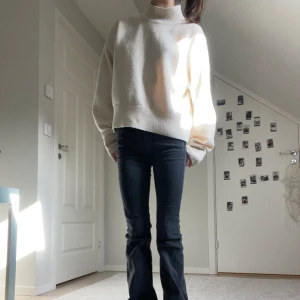 Super söt stickad tröja💘 - Säljer denna stickade tröjan från & other stories eftersom den är lite för stor för mig!❣️